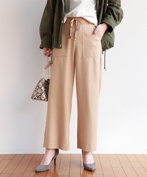 andme（アンドミー）の「きれいめツイル美脚ウエストドロストワイドパンツ（スラックス・レディース・ブラック/オフホワイト/モカ/ベージュ系その他/ネイビー/ダークカーキ/ベージュ系その他2/ラベンダー/テラコッタ/ライトカーキ/ベージュ系その他3/ブルー・S/M/L/XL）」の5枚目の写真