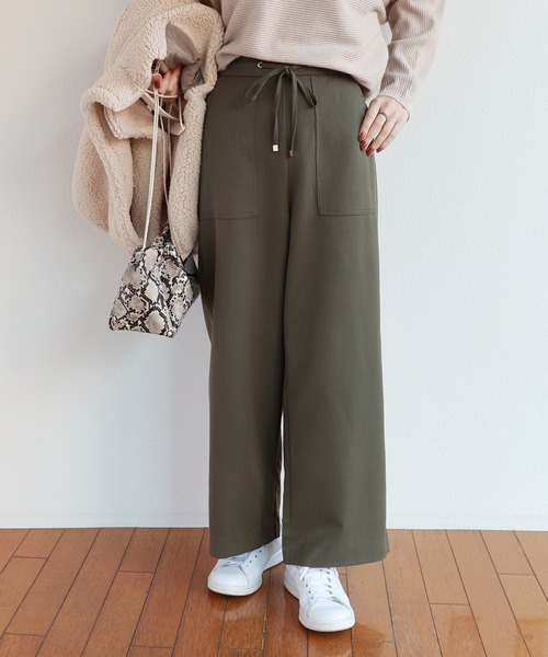 andme（アンドミー）の「きれいめツイル美脚ウエストドロストワイドパンツ（スラックス・レディース・ブラック/オフホワイト/モカ/ベージュ系その他/ネイビー/ダークカーキ/ベージュ系その他2/ラベンダー/テラコッタ/ライトカーキ/ベージュ系その他3/ブルー・S/M/L/XL）」の9枚目の写真