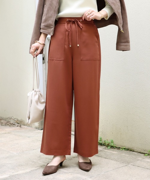 andme（アンドミー）の「きれいめツイル美脚ウエストドロストワイドパンツ（スラックス・レディース・ブラック/オフホワイト/モカ/ベージュ系その他/ネイビー/ダークカーキ/ベージュ系その他2/ラベンダー/テラコッタ/ライトカーキ/ベージュ系その他3/ブルー・S/M/L/XL）」の4枚目の写真