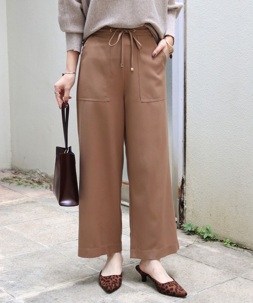 andme（アンドミー）の「きれいめツイル美脚ウエストドロストワイドパンツ（スラックス・レディース・ブラック/オフホワイト/モカ/ベージュ系その他/ネイビー/ダークカーキ/ベージュ系その他2/ラベンダー/テラコッタ/ライトカーキ/ベージュ系その他3/ブルー・S/M/L/XL）」の3枚目の写真