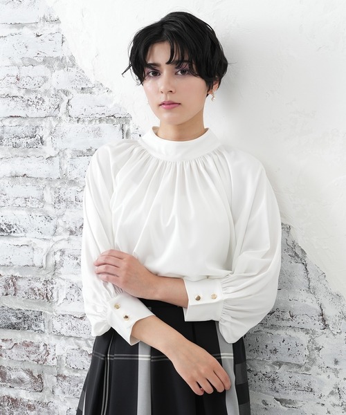 LOUISE ODIER(ルイーズオディール)の「スタンドカラーボリュームスリーブブラウス(シャツ/ブラウス・レディース・モカ/ホワイト/ベージュ/ブルーグリーン/ワイン/ネイビー/グレー/パープル/ブラック/ブラウン・MEDIUM)」の1枚目の写真