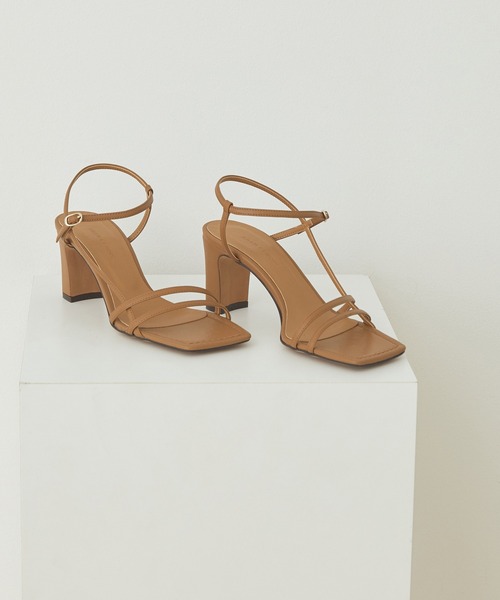 ADAM ET ROPE'（アダムエロペ）の「アシメラインストラップサンダル（サンダル・レディース・オフホワイト/キャメル/ピンク・22.5cm/23.0cm/23.5cm/24.0cm/24.5cm）」の2枚目の写真