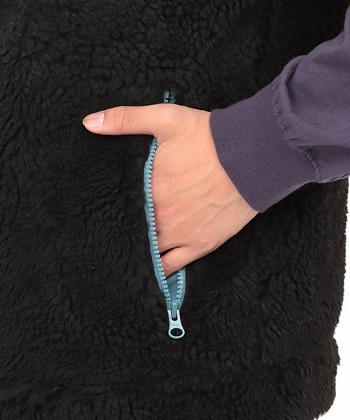 チチカカ（チチカカ）の「シャギーボア配色ベスト 【ユニセックス】（ベスト・メンズ・ブラック/オフホワイト・MEDIUM/LARGE）」の18枚目の写真