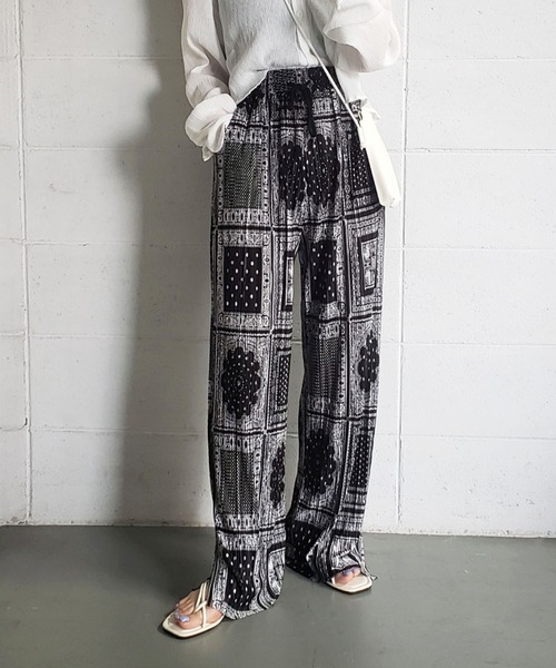 me+em select(ミームセレクト)の「ペイズリースリットプリーツパンツ【数量限定】(その他パンツ・レディース・ブラック/アイボリー・FREE)」の2枚目の写真