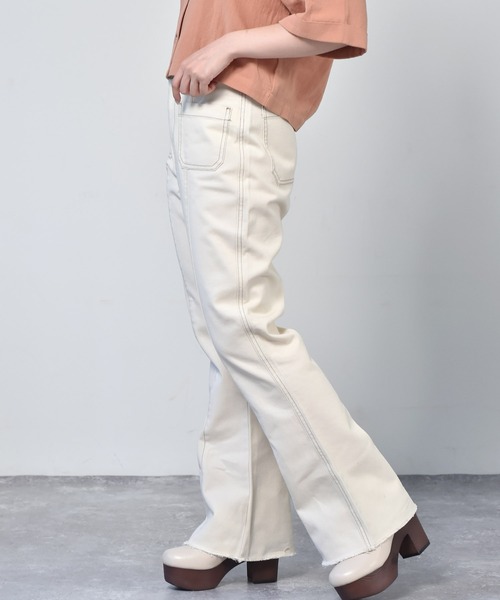 ems excite(エムズエキサイト)の「カットオフフレアパンツ(その他パンツ・レディース・ケミカルウォッシュ/ブラック/アイボリー/インディゴブルー・FREE)」の1枚目の写真