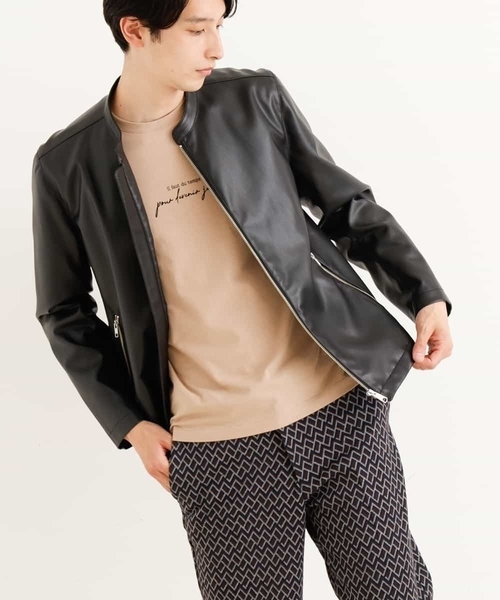 a.v.v(アーヴェヴェ)の「【洗濯機で洗える】フェイクレザーショートブルゾン(ライダースジャケット・メンズ・ライトグレー/ブラック・46/48)」の2枚目の写真