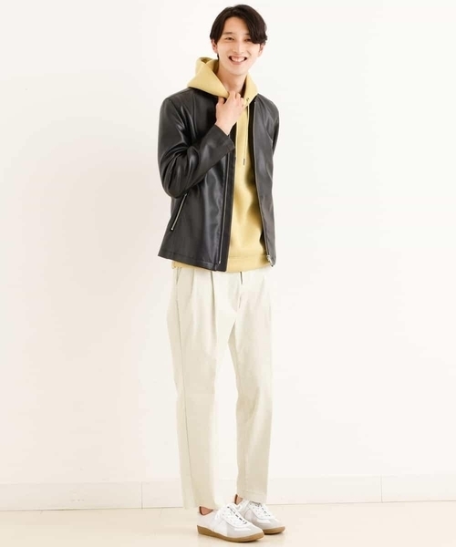 a.v.v(アーヴェヴェ)の「【洗濯機で洗える】フェイクレザーショートブルゾン(ライダースジャケット・メンズ・ライトグレー/ブラック・46/48)」の3枚目の写真