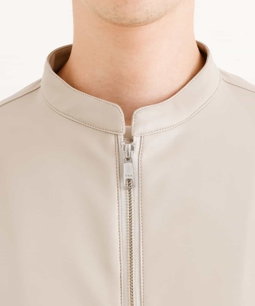 a.v.v(アーヴェヴェ)の「【洗濯機で洗える】フェイクレザーショートブルゾン(ライダースジャケット・メンズ・ライトグレー/ブラック・46/48)」の6枚目の写真