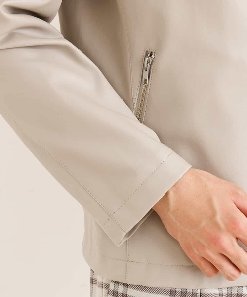 a.v.v(アーヴェヴェ)の「【洗濯機で洗える】フェイクレザーショートブルゾン(ライダースジャケット・メンズ・ライトグレー/ブラック・46/48)」の4枚目の写真