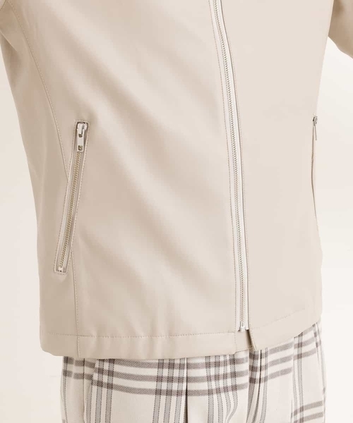 a.v.v(アーヴェヴェ)の「【洗濯機で洗える】フェイクレザーショートブルゾン(ライダースジャケット・メンズ・ライトグレー/ブラック・46/48)」の9枚目の写真