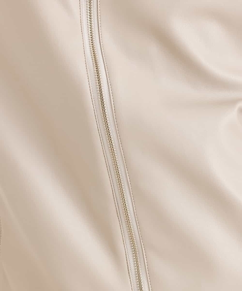 a.v.v(アーヴェヴェ)の「【洗濯機で洗える】フェイクレザーショートブルゾン(ライダースジャケット・メンズ・ライトグレー/ブラック・46/48)」の21枚目の写真