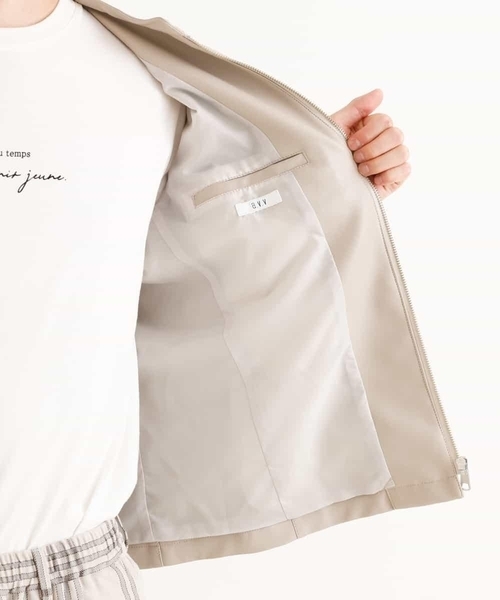 a.v.v(アーヴェヴェ)の「【洗濯機で洗える】フェイクレザーショートブルゾン(ライダースジャケット・メンズ・ライトグレー/ブラック・46/48)」の22枚目の写真
