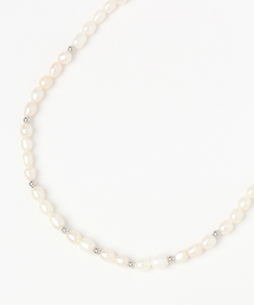 GLOBAL WORK(グローバルワーク)の「ショート淡水パールネックレス/229985(ネックレス・レディース・ライトグレー/ゴールド・FREE)」の2枚目の写真