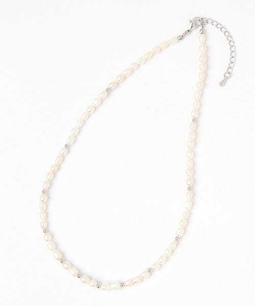 GLOBAL WORK(グローバルワーク)の「ショート淡水パールネックレス/229985(ネックレス・レディース・ライトグレー/ゴールド・FREE)」の4枚目の写真