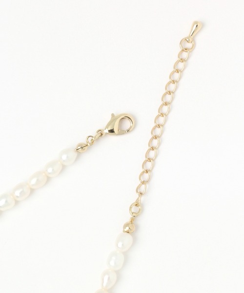 GLOBAL WORK(グローバルワーク)の「ショート淡水パールネックレス/229985(ネックレス・レディース・ライトグレー/ゴールド・FREE)」の3枚目の写真