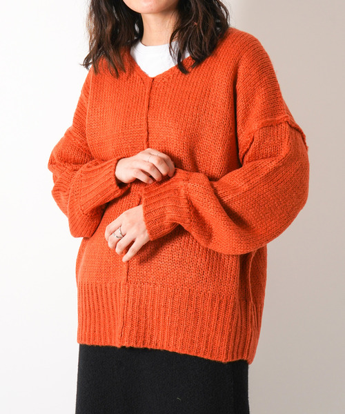 VENCEEXCHANGE（ヴァンスエクスチェンジ）の「【WEB限定】オーバーサイズVネックカラーニットプルオーバー　/ビビットカラー/深Vネック/ボリューム袖/（ニット/セーター・レディース・レッド/オフホワイト/ブルー/グリーン・FREE）」の4枚目の写真