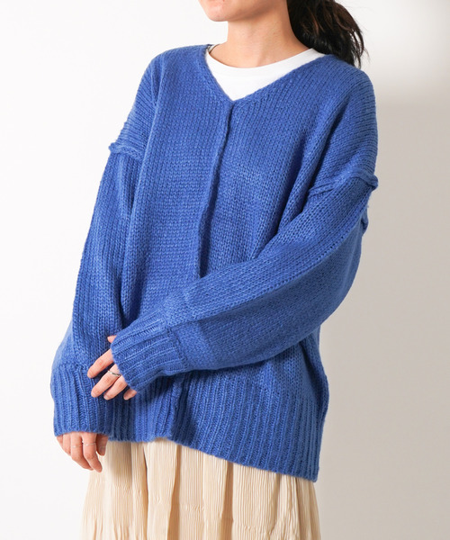 VENCEEXCHANGE（ヴァンスエクスチェンジ）の「【WEB限定】オーバーサイズVネックカラーニットプルオーバー　/ビビットカラー/深Vネック/ボリューム袖/（ニット/セーター・レディース・レッド/オフホワイト/ブルー/グリーン・FREE）」の3枚目の写真