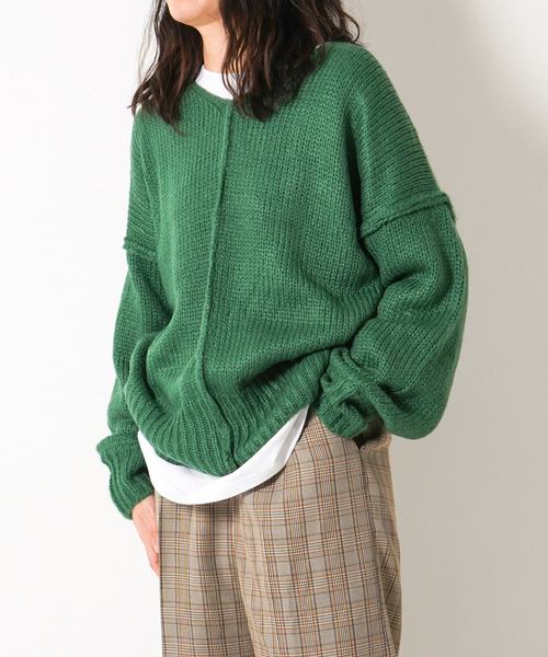 VENCEEXCHANGE（ヴァンスエクスチェンジ）の「【WEB限定】オーバーサイズVネックカラーニットプルオーバー　/ビビットカラー/深Vネック/ボリューム袖/（ニット/セーター・レディース・レッド/オフホワイト/ブルー/グリーン・FREE）」の2枚目の写真