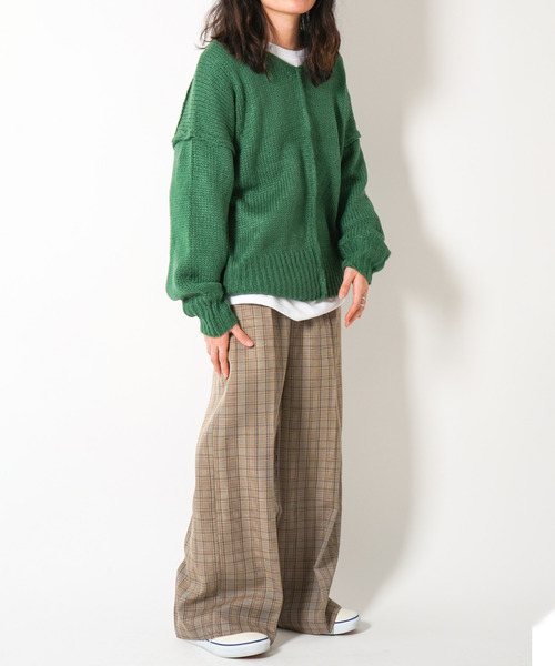 VENCEEXCHANGE（ヴァンスエクスチェンジ）の「【WEB限定】オーバーサイズVネックカラーニットプルオーバー　/ビビットカラー/深Vネック/ボリューム袖/（ニット/セーター・レディース・レッド/オフホワイト/ブルー/グリーン・FREE）」の15枚目の写真