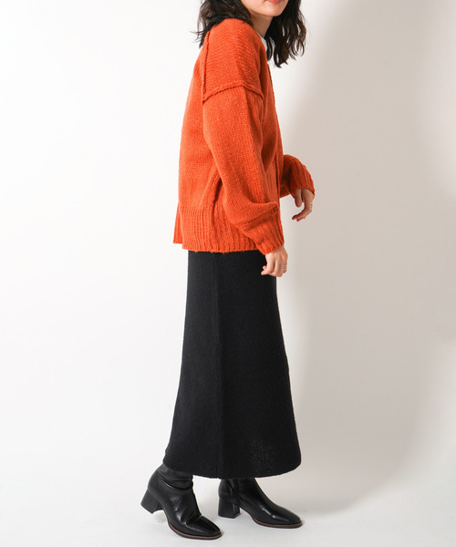 VENCEEXCHANGE（ヴァンスエクスチェンジ）の「【WEB限定】オーバーサイズVネックカラーニットプルオーバー　/ビビットカラー/深Vネック/ボリューム袖/（ニット/セーター・レディース・レッド/オフホワイト/ブルー/グリーン・FREE）」の16枚目の写真