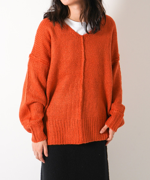 VENCEEXCHANGE（ヴァンスエクスチェンジ）の「【WEB限定】オーバーサイズVネックカラーニットプルオーバー　/ビビットカラー/深Vネック/ボリューム袖/（ニット/セーター・レディース・レッド/オフホワイト/ブルー/グリーン・FREE）」の19枚目の写真