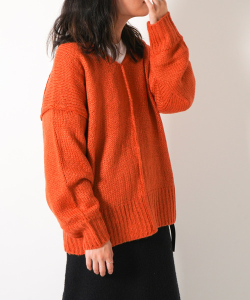 VENCEEXCHANGE（ヴァンスエクスチェンジ）の「【WEB限定】オーバーサイズVネックカラーニットプルオーバー　/ビビットカラー/深Vネック/ボリューム袖/（ニット/セーター・レディース・レッド/オフホワイト/ブルー/グリーン・FREE）」の21枚目の写真