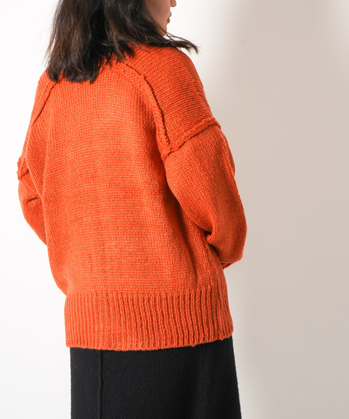 VENCEEXCHANGE（ヴァンスエクスチェンジ）の「【WEB限定】オーバーサイズVネックカラーニットプルオーバー　/ビビットカラー/深Vネック/ボリューム袖/（ニット/セーター・レディース・レッド/オフホワイト/ブルー/グリーン・FREE）」の22枚目の写真