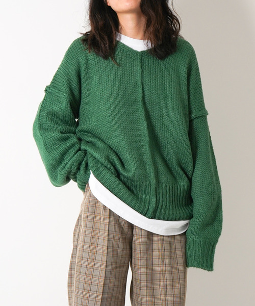 VENCEEXCHANGE（ヴァンスエクスチェンジ）の「【WEB限定】オーバーサイズVネックカラーニットプルオーバー　/ビビットカラー/深Vネック/ボリューム袖/（ニット/セーター・レディース・レッド/オフホワイト/ブルー/グリーン・FREE）」の8枚目の写真