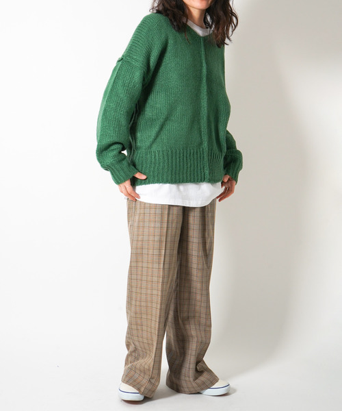 VENCEEXCHANGE（ヴァンスエクスチェンジ）の「【WEB限定】オーバーサイズVネックカラーニットプルオーバー　/ビビットカラー/深Vネック/ボリューム袖/（ニット/セーター・レディース・レッド/オフホワイト/ブルー/グリーン・FREE）」の11枚目の写真