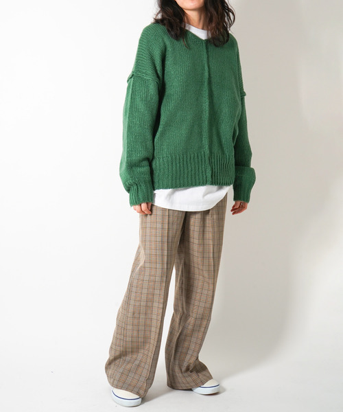 VENCEEXCHANGE（ヴァンスエクスチェンジ）の「【WEB限定】オーバーサイズVネックカラーニットプルオーバー　/ビビットカラー/深Vネック/ボリューム袖/（ニット/セーター・レディース・レッド/オフホワイト/ブルー/グリーン・FREE）」の10枚目の写真