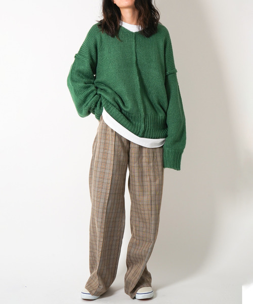 VENCEEXCHANGE（ヴァンスエクスチェンジ）の「【WEB限定】オーバーサイズVネックカラーニットプルオーバー　/ビビットカラー/深Vネック/ボリューム袖/（ニット/セーター・レディース・レッド/オフホワイト/ブルー/グリーン・FREE）」の12枚目の写真