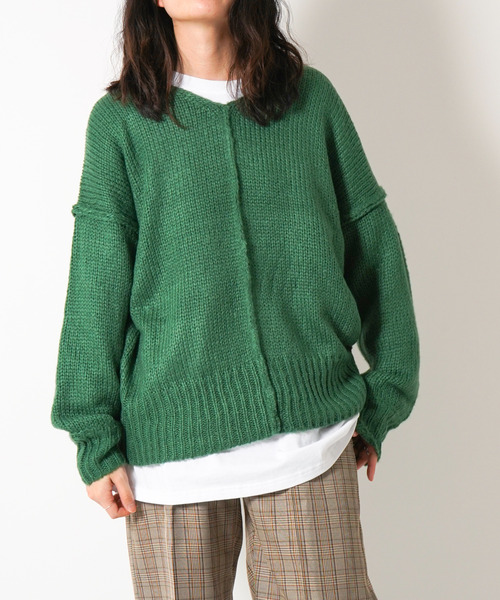 VENCEEXCHANGE（ヴァンスエクスチェンジ）の「【WEB限定】オーバーサイズVネックカラーニットプルオーバー　/ビビットカラー/深Vネック/ボリューム袖/（ニット/セーター・レディース・レッド/オフホワイト/ブルー/グリーン・FREE）」の9枚目の写真