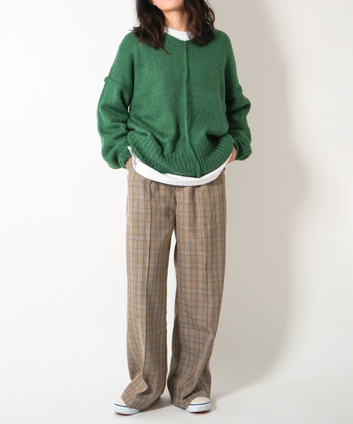 VENCEEXCHANGE（ヴァンスエクスチェンジ）の「【WEB限定】オーバーサイズVネックカラーニットプルオーバー　/ビビットカラー/深Vネック/ボリューム袖/（ニット/セーター・レディース・レッド/オフホワイト/ブルー/グリーン・FREE）」の13枚目の写真