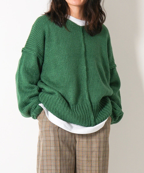 VENCEEXCHANGE（ヴァンスエクスチェンジ）の「【WEB限定】オーバーサイズVネックカラーニットプルオーバー　/ビビットカラー/深Vネック/ボリューム袖/（ニット/セーター・レディース・レッド/オフホワイト/ブルー/グリーン・FREE）」の5枚目の写真