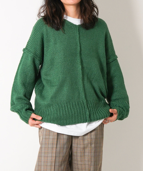 VENCEEXCHANGE（ヴァンスエクスチェンジ）の「【WEB限定】オーバーサイズVネックカラーニットプルオーバー　/ビビットカラー/深Vネック/ボリューム袖/（ニット/セーター・レディース・レッド/オフホワイト/ブルー/グリーン・FREE）」の6枚目の写真