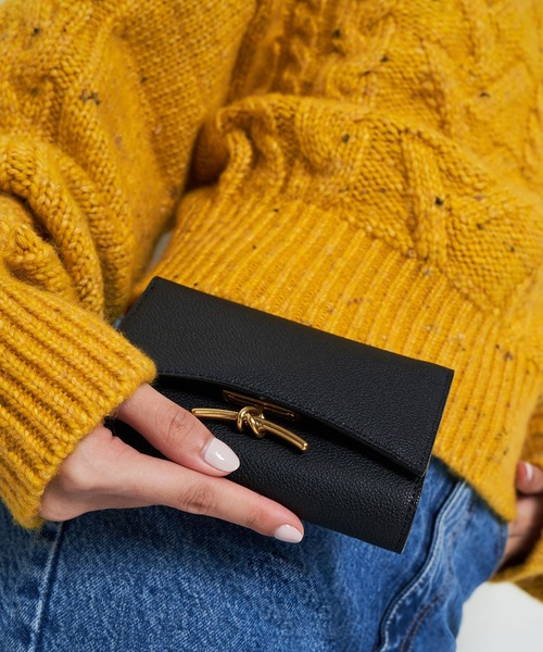 CHARLES & KEITH(チャールズ & キース)の「Huxley ハクスリー メタリックアクセントフロントフラップウォレット(財布・レディース・ブラック/マスタード/スモークピンク/ブルーグリーン・XXS)」の7枚目の写真