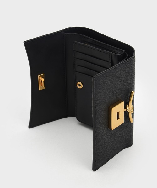 CHARLES & KEITH(チャールズ & キース)の「Huxley ハクスリー メタリックアクセントフロントフラップウォレット(財布・レディース・ブラック/マスタード/スモークピンク/ブルーグリーン・XXS)」の8枚目の写真