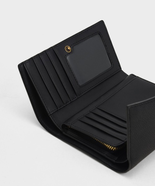 CHARLES & KEITH(チャールズ & キース)の「Huxley ハクスリー メタリックアクセントフロントフラップウォレット(財布・レディース・ブラック/マスタード/スモークピンク/ブルーグリーン・XXS)」の9枚目の写真