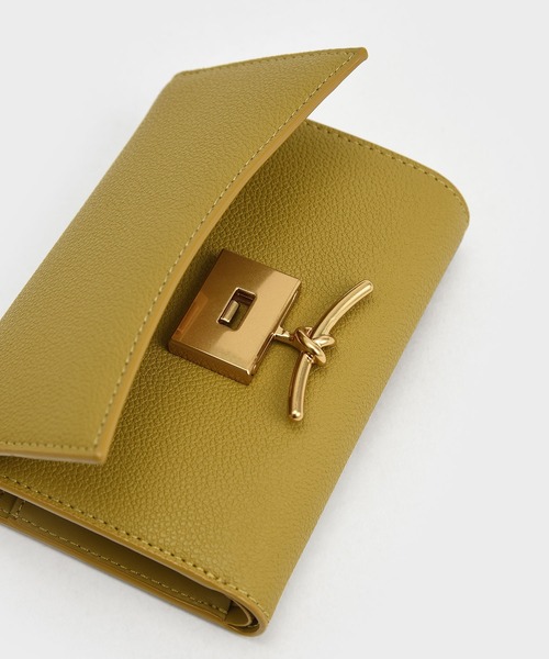 CHARLES & KEITH(チャールズ & キース)の「Huxley ハクスリー メタリックアクセントフロントフラップウォレット(財布・レディース・ブラック/マスタード/スモークピンク/ブルーグリーン・XXS)」の17枚目の写真