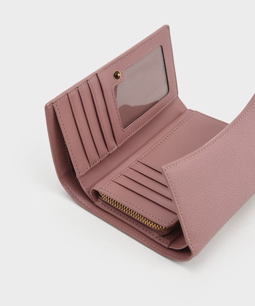 CHARLES & KEITH(チャールズ & キース)の「Huxley ハクスリー メタリックアクセントフロントフラップウォレット(財布・レディース・ブラック/マスタード/スモークピンク/ブルーグリーン・XXS)」の13枚目の写真