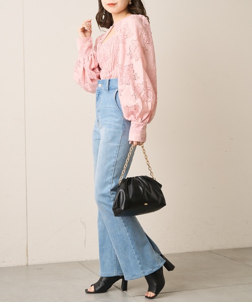 【新品半額以下❗️】ショルダー周りのレースデザインに注目♡ヨークレースブラウス Chico（チコ）の「フロントデザインシャーリングレースブラウス