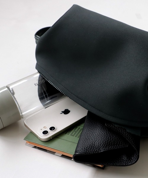 antiqua（アンティカ）の「ウェットスーツ素材マシュマロバッグ（ショルダーバッグ・レディース・ブラック・FREE）」の9枚目の写真