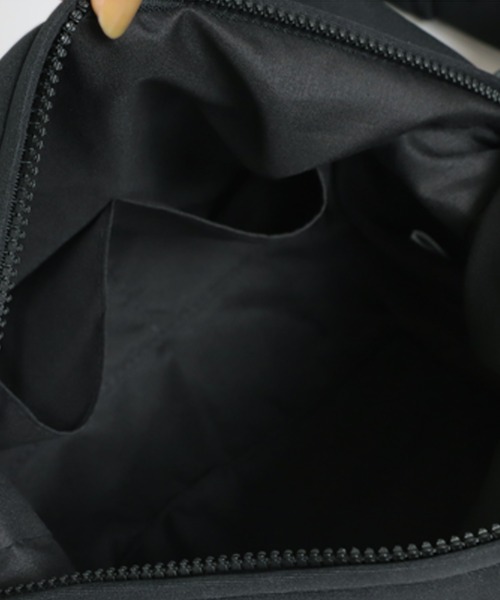 antiqua（アンティカ）の「ウェットスーツ素材マシュマロバッグ（ショルダーバッグ・レディース・ブラック・FREE）」の11枚目の写真