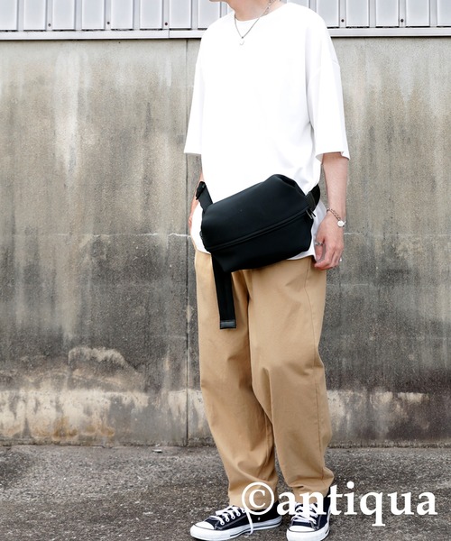 antiqua（アンティカ）の「ウェットスーツ素材マシュマロバッグ（ショルダーバッグ・レディース・ブラック・FREE）」の6枚目の写真