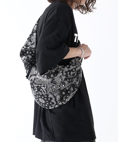 minsobi（ミンソビ）の「ペイズリーダブルリングショルダーバッグ（ボディバッグ/ウエストポーチ・メンズ・ブラック・FREE）」の3枚目の写真