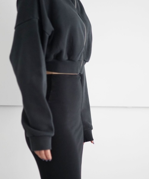 entire studios(エンタイアスタジオ)の「ENTIRE STUDIOS CROPPED FULL ZIP(パーカー・メンズ・ブラック/スミクロ/ライトブラウン・XS/XXS)」の8枚目の写真