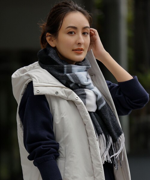 23区（ニジュウサンク）の「カシミヤ マフラー（マフラー・レディース・ライトグレー系1/スカイブルー系1/レッド系1・F）」の3枚目の写真