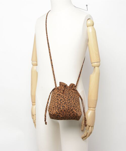 WC(ダブル シー)の「レオパード巾着ショルダー(ショルダーバッグ・レディース・ベージュ/ブラウン・FREE)」の6枚目の写真