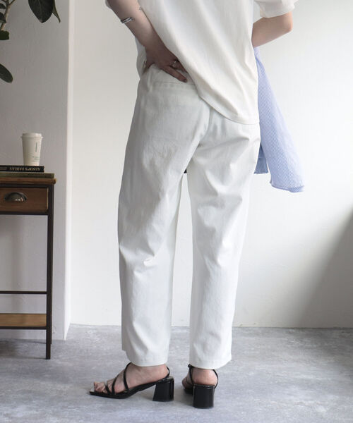 fredy emue（フレディエミュ）の「ドライオックスセミワイドパンツ（スラックス・レディース・オフホワイト/オレンジ/カーキ/ブラック/ブルー・36/38）」の15枚目の写真