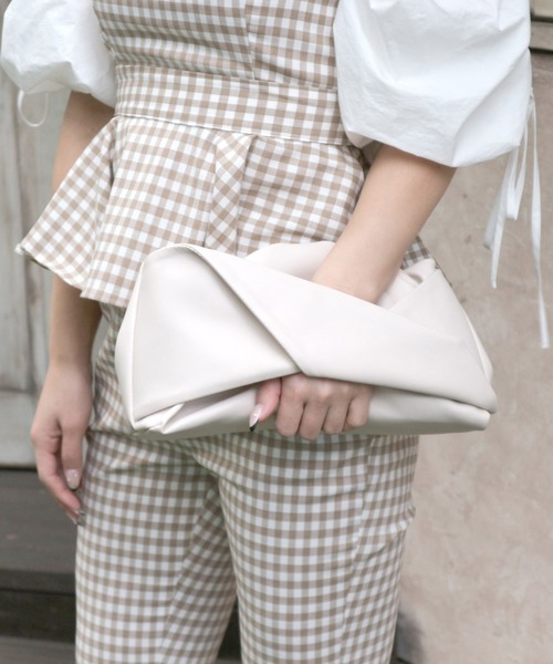 ROYAL PARTY（ロイヤルパーティー）の「2wayツイストクラッチBAG（クラッチバッグ・レディース・ブラック/ベージュ/オフホワイト・FREE）」の2枚目の写真